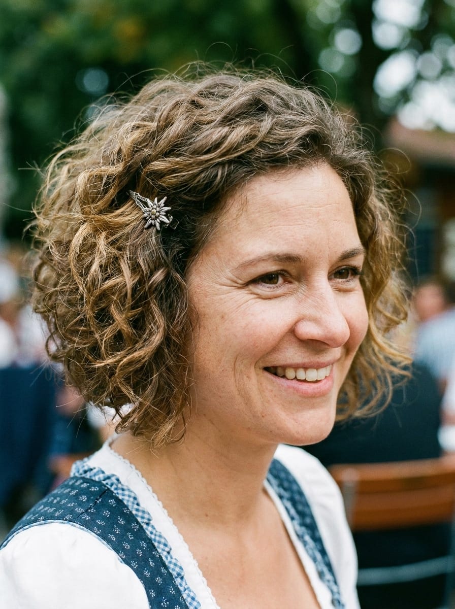 Lockiger Bob zum Oktoberfest - Oktoberfest Frisur für kurze Haare